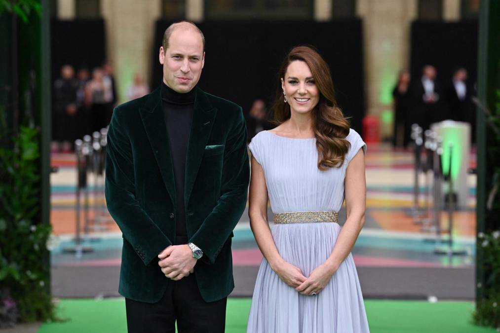 El príncipe William de Gran Bretaña, duque de Cambridge, y Kate, duquesa de Cambridge, llegan a la alfombra verde para asistir a la ceremonia inaugural de entrega del premio Earthshot en el Alexandra Palace de Londres el 17 de octubre de 2021. 
