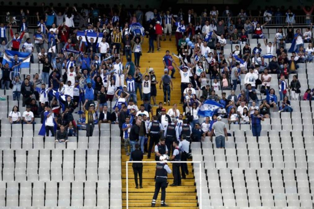 Los aficionados hondureños se instalaron en las gradas del estadio Olímpico de Montjuïc. Foto AFP