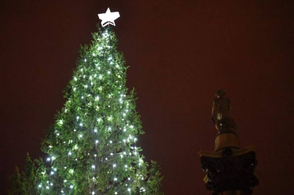 La plaza Trafalgar de Londres también fue iluminada con un gigantesco árbol navideño, regalado por la capital noruega de Oslo como agradecimiento al apoyo británico durante los años de la ocupación.