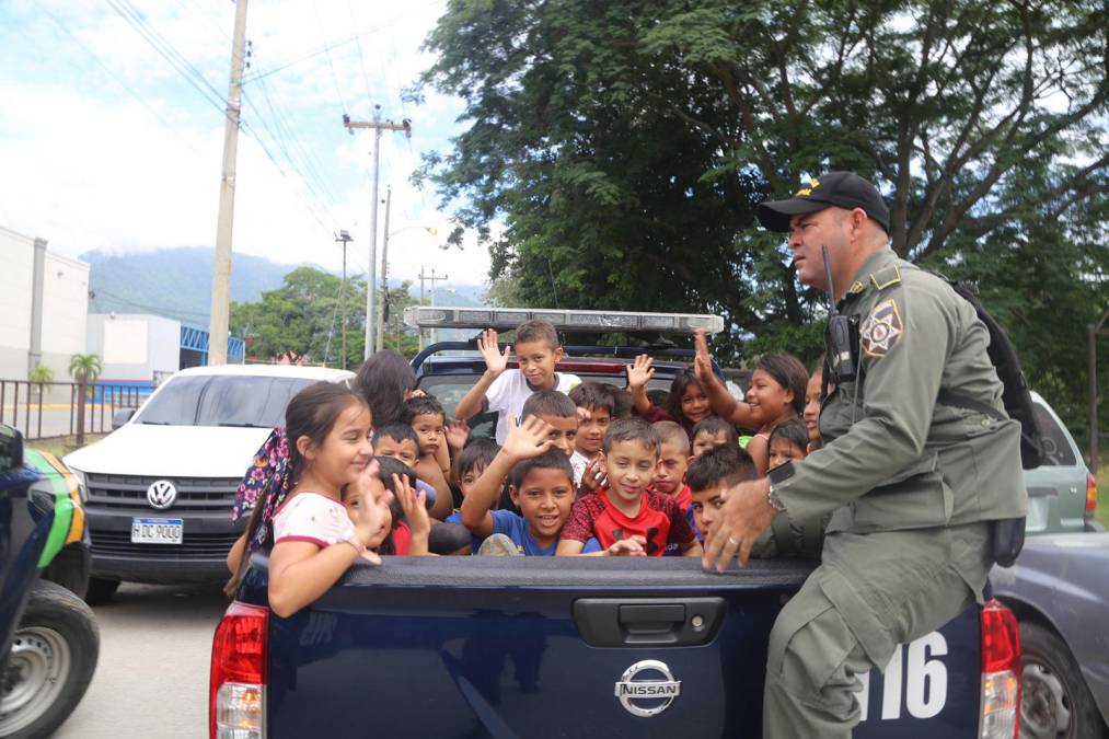 Los pequeños acompañados de sus padres y abuelitos fueron trasladados en los carros municipales para que se pudieran divertir con las diferentes actividades recreativas; además, disfrutaron de un convivio en municipalidad sampedrana.