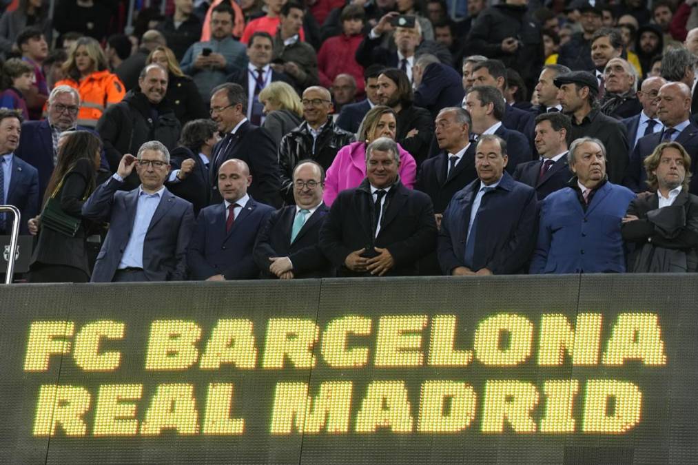 El palco del Spotify Camp Nou con el presidente del Barcelona, Joan Laporta (c), y el ministro de Cultura, Miquel Iceta, pero sin Florentino Pérez, quien no viajó.