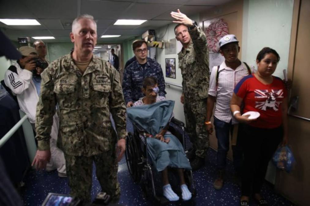 Más de 200 médicos, enfermeras, técnicos militares estadounidenses y de otros países como Argentina, Chile, México, Canadá y Gran Bretaña, así como voluntarios de Operación Bendición, Copeco, Bomberos y autoridades locales también participan en la brigada del buque hospital.