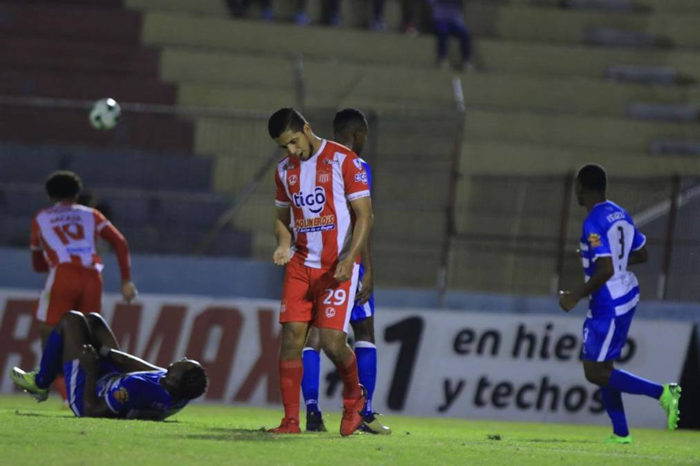 Juan Ramón Mejía se lamenta al no poder marcar en el Cláiso contra el Victoria.