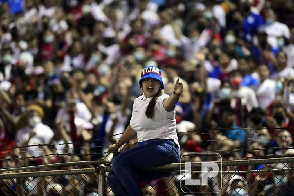 Esta aficionada del Olimpia se subió al alambre en las gradas del estadio Morazán.