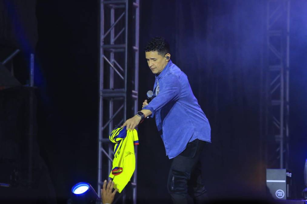 Los fanáticos le lanzaban al escenario camisas de la selección de Colombia, flores, y varios sombreros, detalles que Jorge Celedon agradeció. 