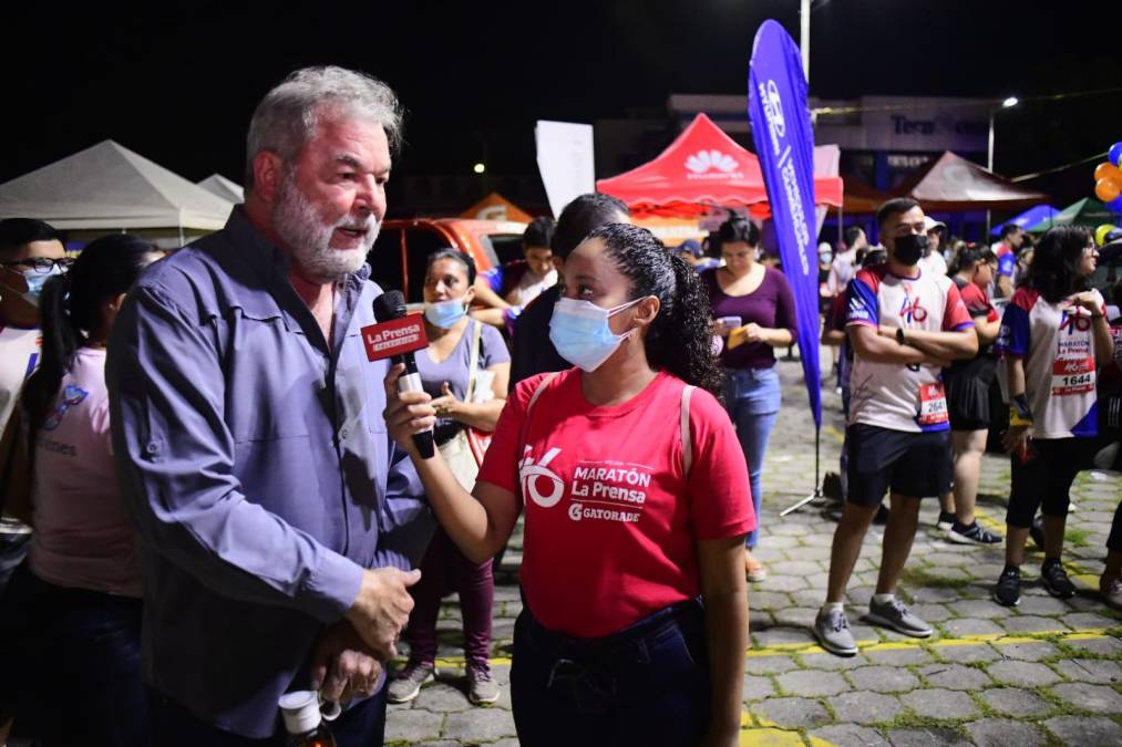 La periodistas Yeria Miralda entrevistó al alcalde Roberto Contreras. 