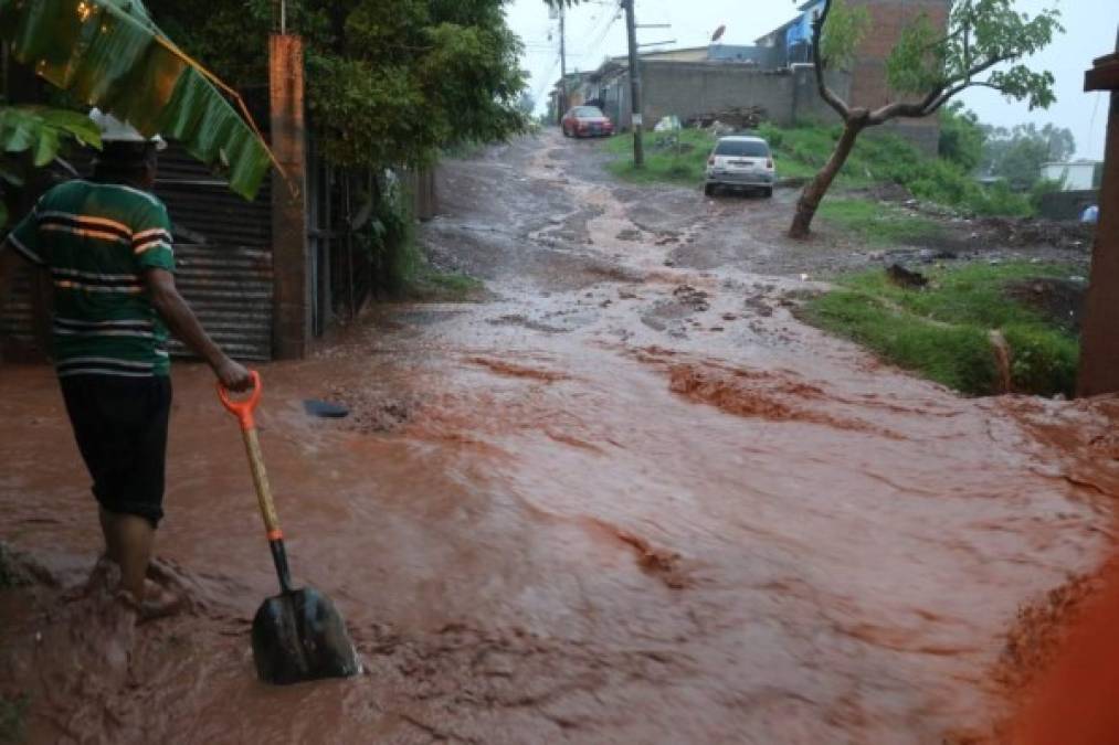 Copeco recomienda mantener permanente monitoreo especialmente en zonas de riesgo, vulnerables a inundaciones o deslizamientos.