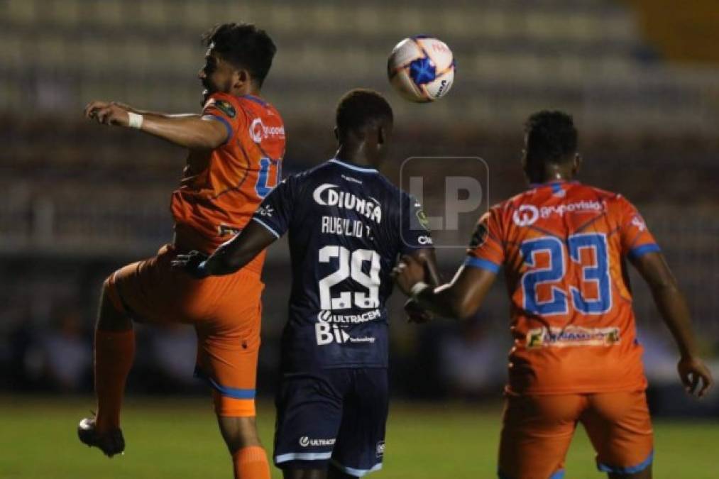 Apenas a los seis minutos llegó el primer gol del Apertura 2020 y fue obra de Rubilio Castillo. Emilio Izaguirre desbordó por izquierda, centró para Rubigol que con una barrida perforó el arco defendido por Brayan Cruz.