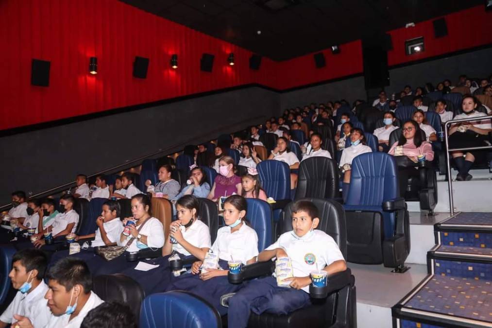 Aproximadamente 115 estudiantes pasaron dos horas en la sala del cine disfrutando de un ambiente agradable.