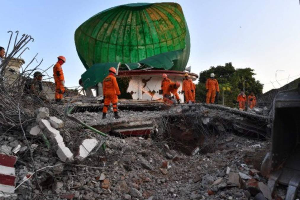 Dps terremotos azotaron el domingo y el jueves la isla de Lombok (Indonesia) dejando más de 300 muertos y causando millonarios daños en las islas más turísticas de ese país.