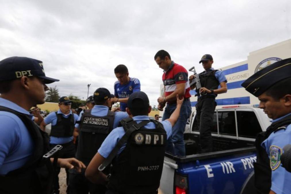 Los policías activos capturados en la operación 'Panamericano' fueron presentados en la DPI en Tegucigalpa.