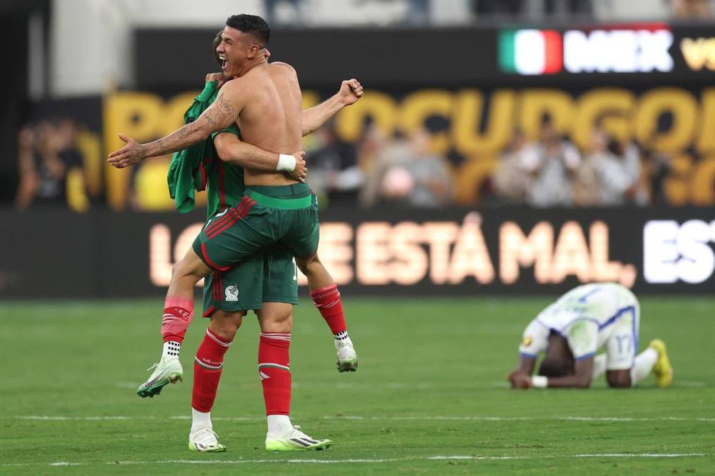 Los jugadores mexicanos celebrando la victoria tras el pitazo final del partido.