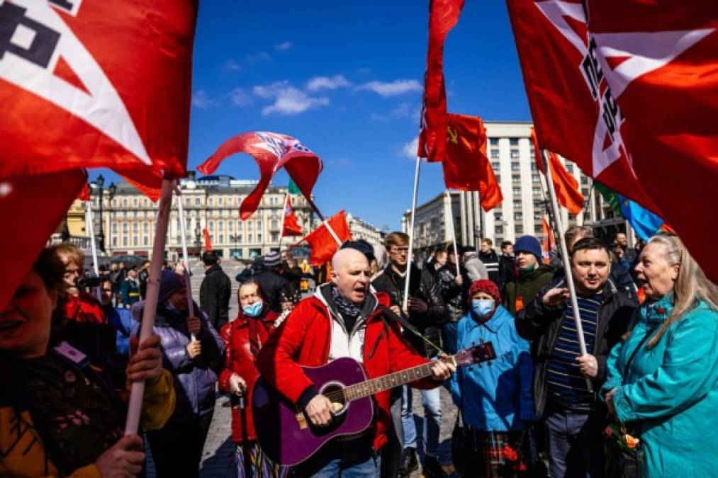 La mayoría de sindicatos y partidos políticos se limitaron a celebrar mítines virtuales, aunque los comunistas se hicieron presentes en el centro de Moscú pese a las restricciones.