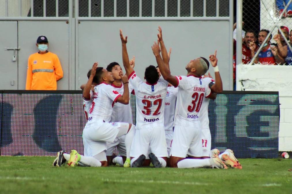 La celebración de los jugadores del Olimpia luego del primer gol de Álvarez.