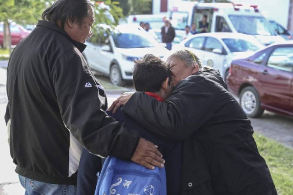 Los padres de familia del Colegio Cervantes, de Torreón, México, acudieron preocupados al centro de estudios, luego de que un estudiante de 11 años matara a su maestra y luego se suicidara.