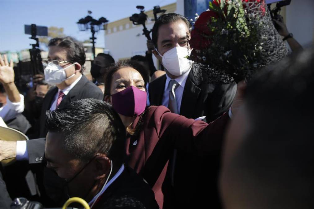 Xiomara Castro con sus seguidores camino al Estadios de Tegucigalpa.