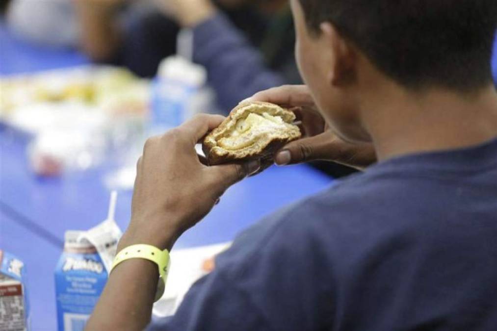 Llegan en camionetas blancas, media docena a la vez. Después de alimentarlos, vestirlos y ducharse, los niños pasan hasta 72 horas en 'aspiración' mientras son vacunados y controlados por tuberculosis, enfermedades de transmisión sexual y otros males.