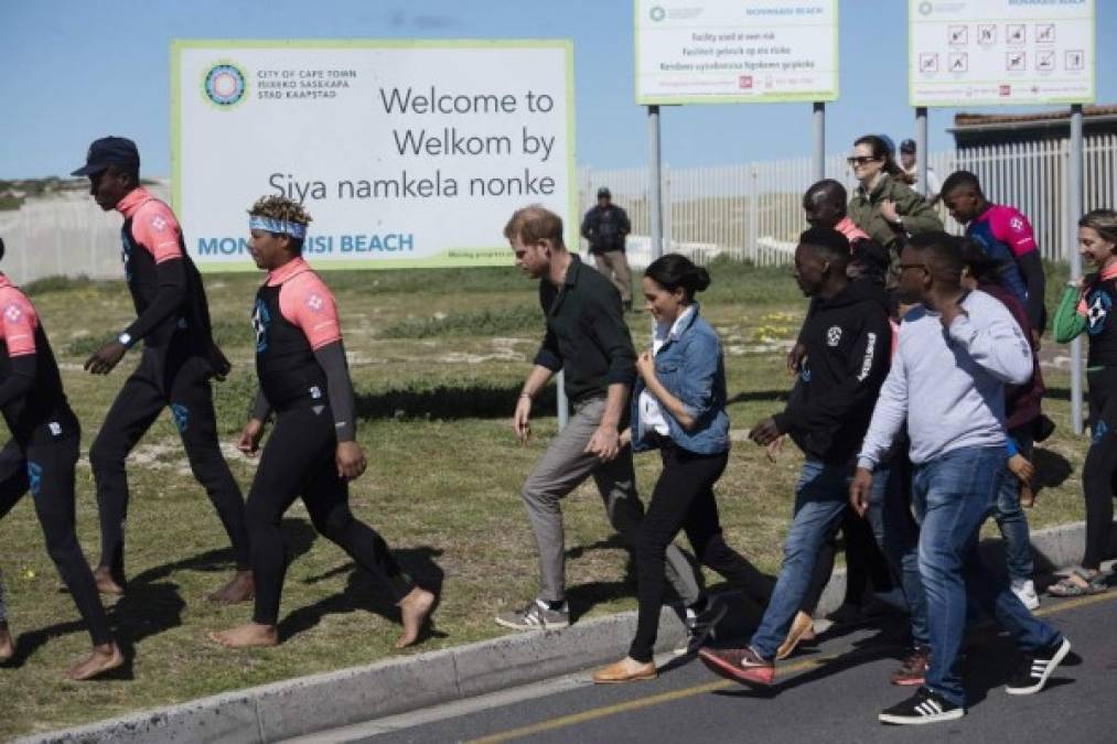 En su segundo día este martes los duques de Sussex fueron a la playa de Monwabisi, vecina de una barriada empobrecida de Ciudad del Cabo, para apoyar a la oenegé 'Waves for Change', que utiliza el surf para ayudar a jóvenes con problemas. <br/>