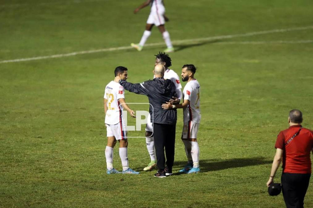 Fabián Coito se mostró cariñoso con jugadores del Olimpia a los que dirigió cuando fue entrenador de la Selección de Honduras.