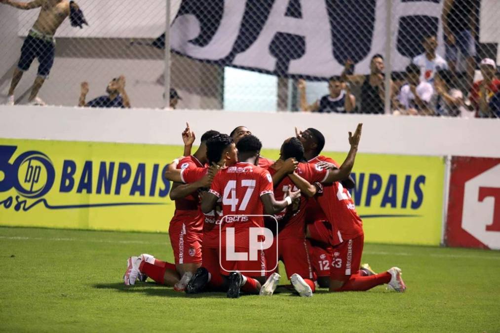 Jugadores de la Real Sociedad celebrando el gol de Edder Delgado ante Motagua.