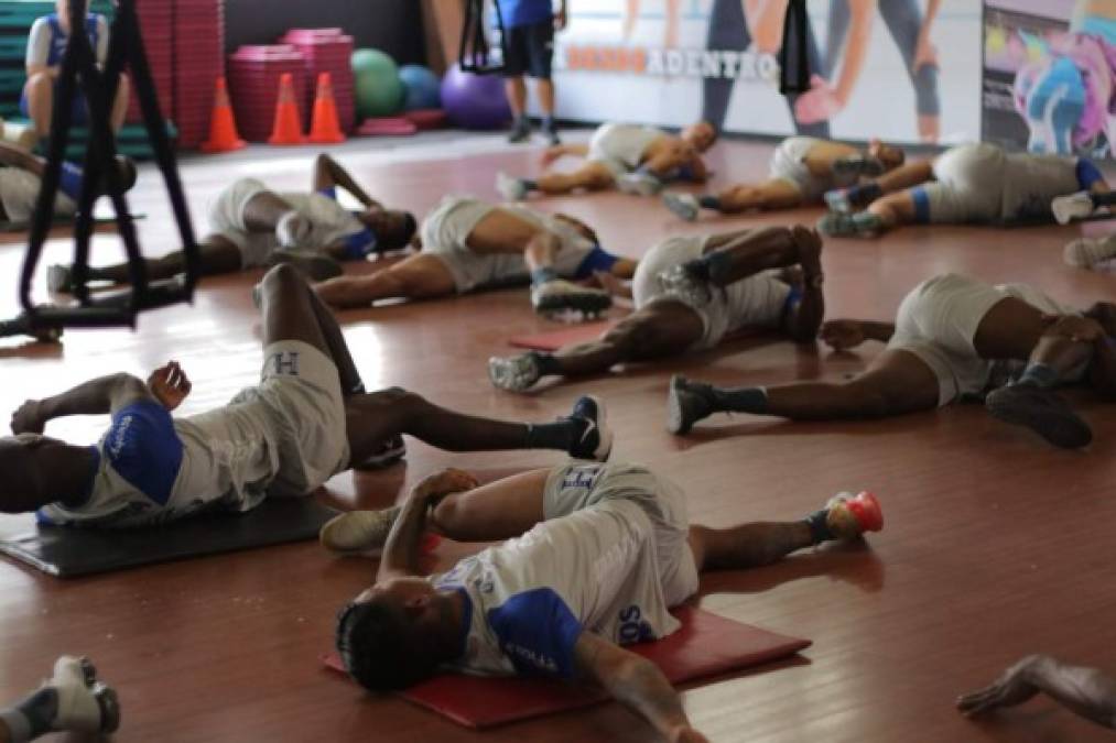 Los seleccionados nacionales realizando primero trabajos de estiramiento en el gimnasio.