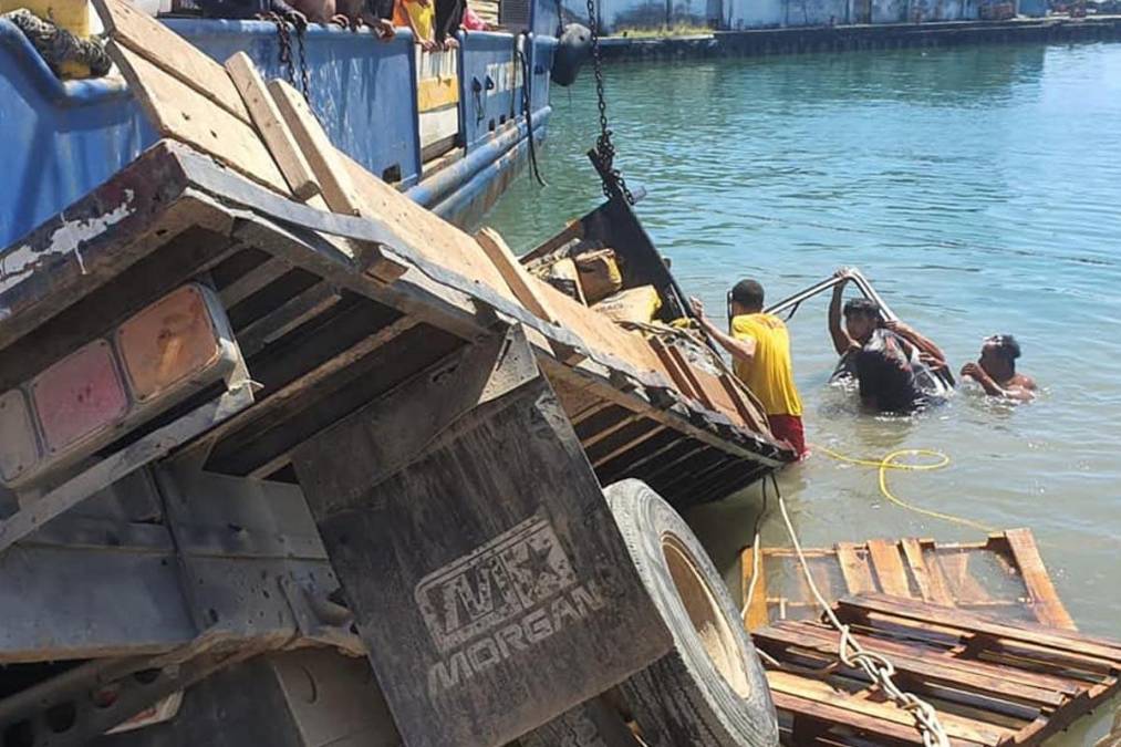 El conductor de un camión cayó al mar con todo y su pesado vehículo en French Harbour a Madera Canales, Roatán, Islas de la Bahía.