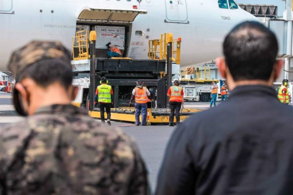 El cargamento fue recibido por el ministro de Salud, Francisco Alabi, acompañado de las autoridades policiales y del Ejército en el aeropuerto de la capital salvadoreña.