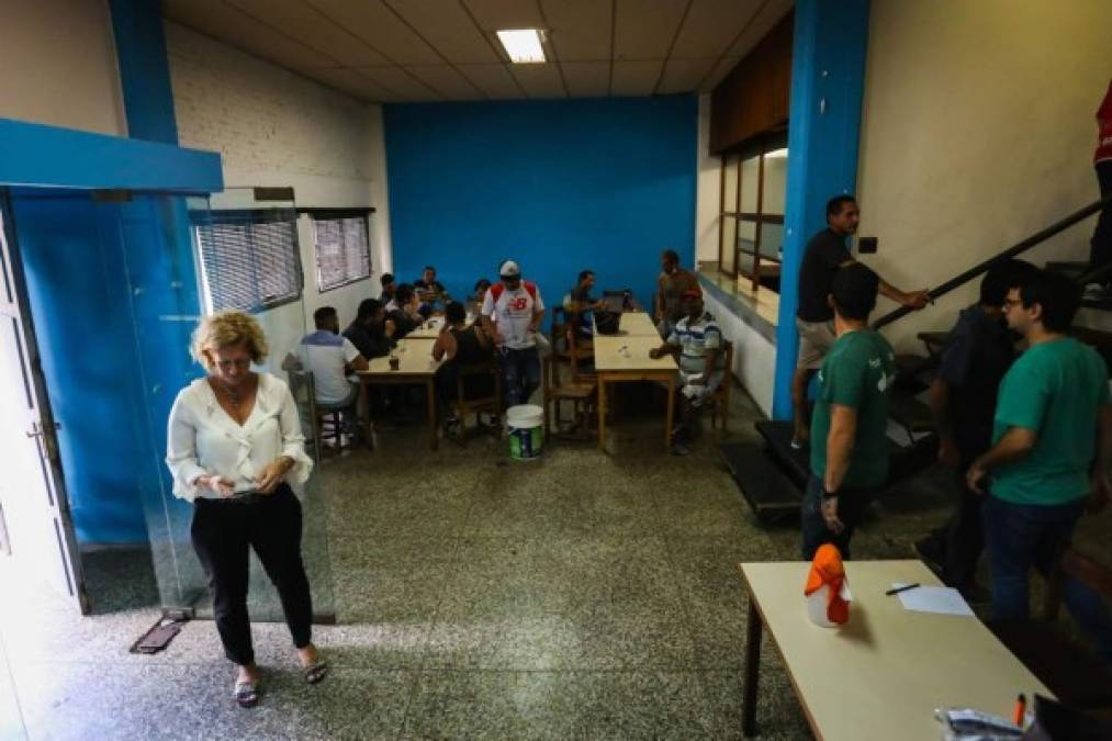 En la primera planta, las personas alojadas tienen a disposición una cocina, un comedor y un salón de gran dimensión, en el que hay una estufa a leña.