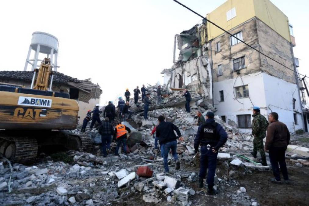 Las autoridades movilizaron en torno a 300 militares para participar en las operaciones de socorro en Durres y Thumane, donde, según el ministerio albanés de Defensa, hay personas 'atrapadas en las ruinas'.