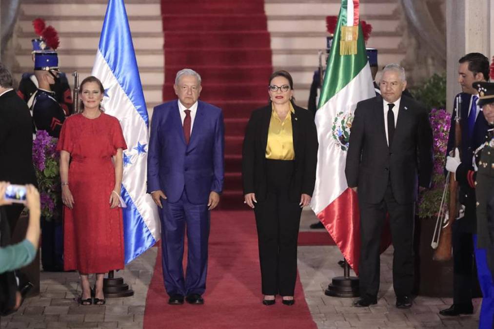 Posteriormente, López Obrador, quien llegó procedente de El Salvador en un avión de la Fuerza Aérea Mexicana, fue trasladado a la Casa Presidencial, en Tegucigalpa, donde le rindieron los máximos honores.