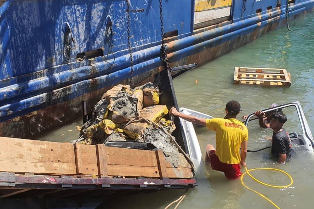 Se utilizó maquinaria pesada para suspender del agua el camión y así fue como se completó el rescate del infortunado hombre.