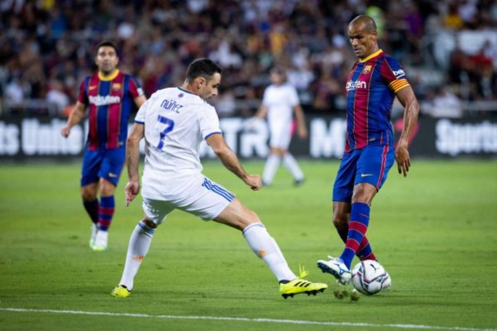 El histórico dorsal 7 del Real Madrid lo llevó en esta ocasión el español Antonio Núñez Tena, quien en la imagen marca al brasileño Rivaldo.