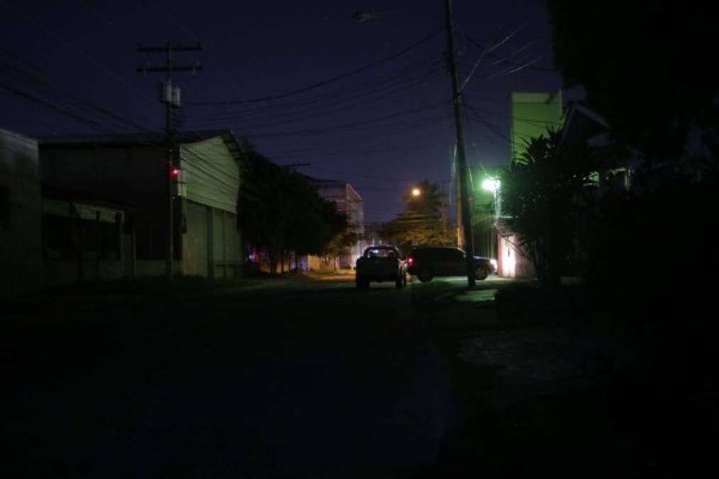 Las Acaias. La oscuridad se ha apoderado de varias calles y avenidas del céntrico barrio.