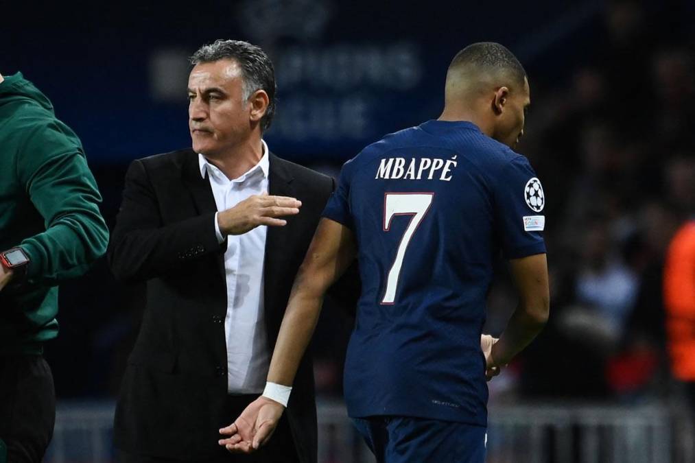 Kylian Mbappé no pudo continuar en el partido tras el golpe. Christophe Galtier lo sacó.