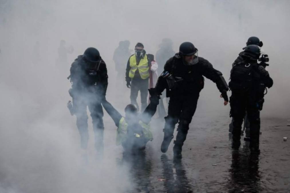 Los vecinos de la plaza Étoile, donde se encuentra el Arco del Triunfo que sirvió ayer de escenario para el campo de batalla en que se convirtió la capital, comprueban hoy las secuelas de la revuelta, con los comerciantes y vecinos del barrio destrozados e impotentes ante la anarquía que nadie supo parar.