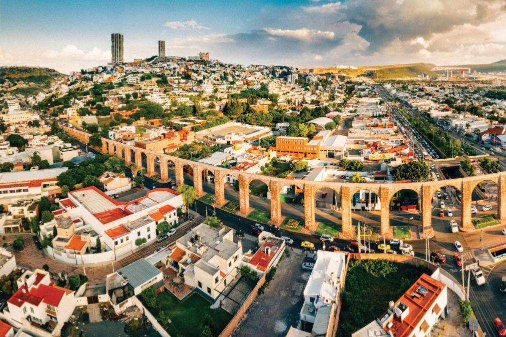 9. Querétaro, Mexico: Siguiendo cualquiera de los callejones peatonales sombreados y retorcidos en Querétaro, que se encuentra a dos horas al norte de la Ciudad de México, y llegará a una plaza llena de flores, a menudo rodeada de conventos, palacios y casas del siglo XVIII de la era colonial. muchos de los cuales se han convertido en modernos restaurantes de destino que rivalizan con los de la capital del país.