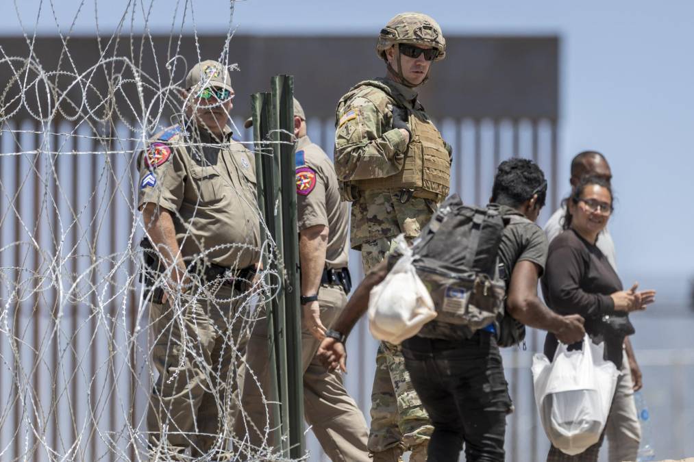 Cientos de soldados custodian la frontera en Texas bloqueando ingreso de migrantes