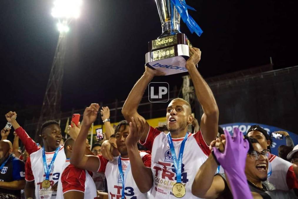 Eddie Hernández levantando el trofeo del Torneo Apertura 2021.