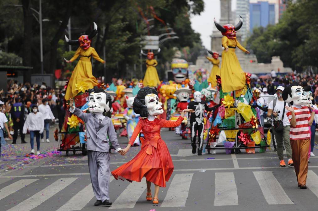 Precisamente, el Día de Muertos, la tradición mexicana más universal, nace de la sincrética relación entre la visión prehispánica de la muerte y las costumbres católicas.