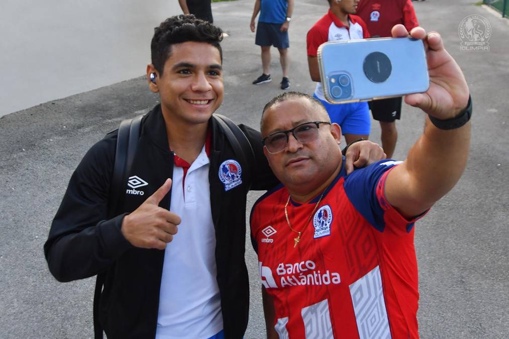 Carlos Pineda también se mostró muy accesible con los aficionados del Olimpia.