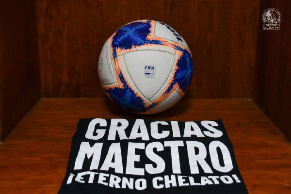 “Gracias Maestro. ¡Eterno Chelato“ decía en las camisetas con las que los jugadores del Olimpia salieron a la cancha en homenaje al entrenador hondureño.