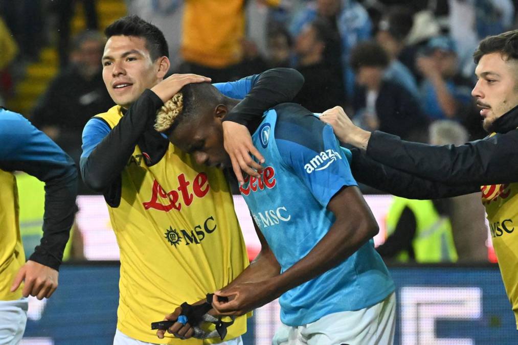 El mexicano Hirving ‘Chucky’ Lozano felicitando a Victor Osimhen tras el gol.