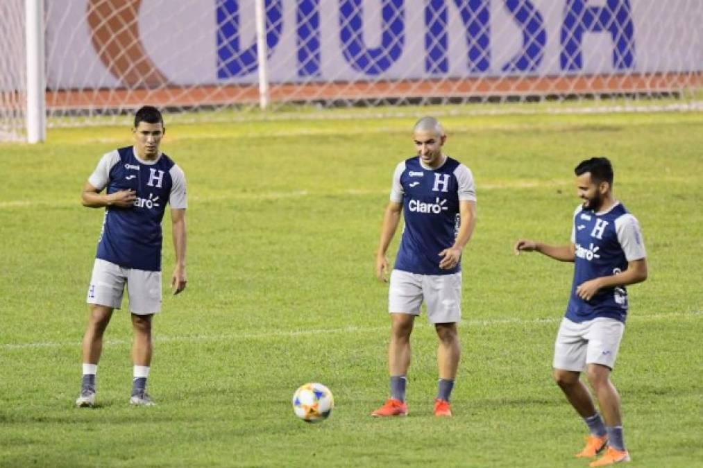 Jonathan Rubio (centro) había expresado que iba a intentar que no le quitarán su pelo, pero al final no se salvó y hoy luce calvo.