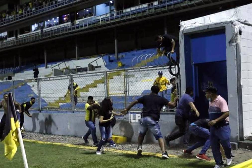 La mujer fue víctima de la violencia y la furia de estos aficionados del Real España.