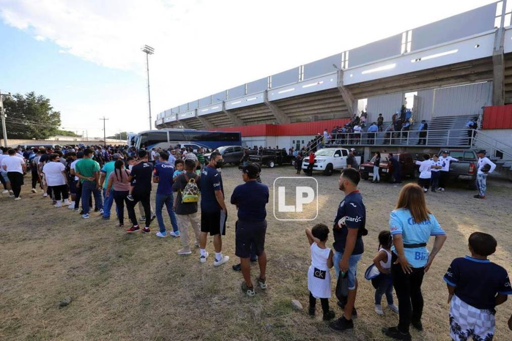 Largas filas de los aficionados para entrar al estadio Carlos Miranda de Comayagua donde se enfrentaron Motagua y Real Sociedad.