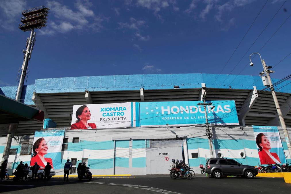 Miembros de la Policía de Honduras vigilan los alrededores del Estadio Nacional Tiburcio Carías Andino, donde se realizará este jueves la ceremonia de investidura de la izquierdista Xiomara Castro como presidenta de Honduras, hoy, en Tegucigalpa (Honduras). EFE/ Bienvenido Velasco
