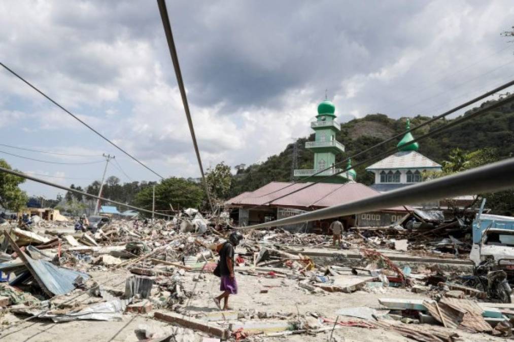 El temor a una nueva catástrofe natural en Indonesia aumenta luego de que este miércoles entrara en erupción el volcán Soputan, mientras los rescatistas continúan con la búsqueda de supervivientes tras el terremoto y posterior tsunami que golpeó la Isla de Célebes el pasado viernes.