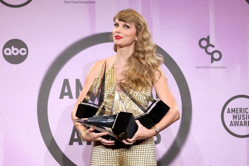 Un diamante tiene que brillar. Taylor Swift se llevó a casa la victoria como Artista del Año en los American Music Awards 2022, marcando la séptima vez que recibe este premio.