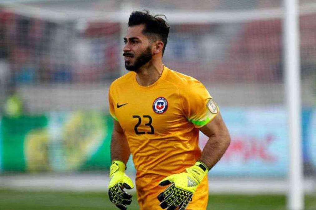 Johnny Herrera: Será el portero titular de Chile ante Honduras. Juega en la Universidad de Chile.