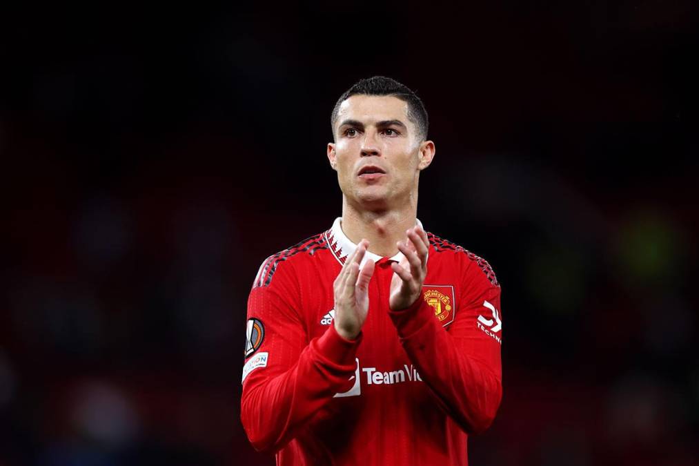 Cristiano Ronaldo aplaudiendo el apoyo de los aficionados del Manchester United.